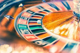 Pengguna menikmati live casino menggunakan smartphone dengan tampilan cepat dan stabil